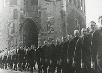 502580 Afbeelding van de mannelijke leden van het Nationaal Socialistisch Studentenfront tijdens een mars over het ...